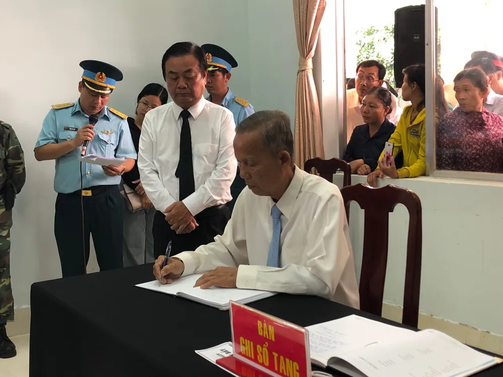 Người dân Đồng Tháp đẫm nước mắt viếng Anh hùng phi công Nguyễn Văn Bảy ảnh 8